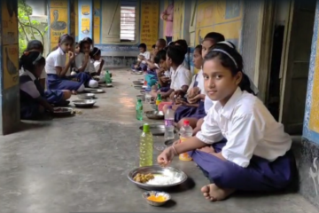 मिड डे मील को थालमा माल्दाको प्रसिद्ध आँप! बालबालिकालाई विद्यालय आकर्षित गर्न माल्दाको एक विद्यालयको अनौठो पहल
