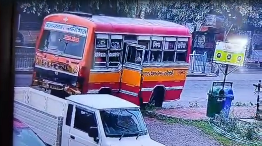 आसनसोलमा मिनीबसले विनाश मच्चायो: CCTV मा कैद भएको भयानक दुर्घटनामा एक पैदल यात्रीको मृत्यु र महिला विद्यार्थीहरूले भरिएको स्कूल भ्यान ठोक्कियो