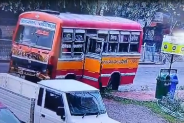 आसनसोलमा मिनीबसले विनाश मच्चायो: CCTV मा कैद भएको भयानक दुर्घटनामा एक पैदल यात्रीको मृत्यु र महिला विद्यार्थीहरूले भरिएको स्कूल भ्यान ठोक्कियो
