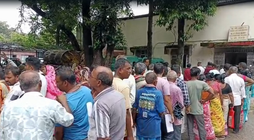 रेल्वेको जमिनमा बसोबास गर्दै आएका परिवारको पुनर्स्थापनाको माग, कागजात बुझाउन ठूलो भीड