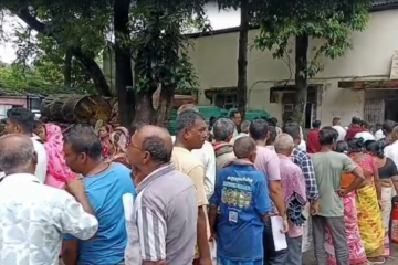 रेल्वेको जमिनमा बसोबास गर्दै आएका परिवारको पुनर्स्थापनाको माग, कागजात बुझाउन ठूलो भीड