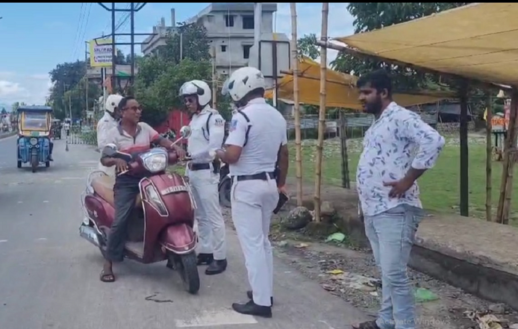 पूर्वी बाइपासमा बाइक सवारहरू हेल्मेट बिना नै सवारी चलाइरहेका छन्, रोक्दा प्रहरीलाई अनौठा बहाना बनाउँदै; आशिघर ट्राफिक प्रहरीले कडा कारबाही गर्छ