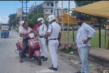 पूर्वी बाइपासमा बाइक सवारहरू हेल्मेट बिना नै सवारी चलाइरहेका छन्, रोक्दा प्रहरीलाई अनौठा बहाना बनाउँदै; आशिघर ट्राफिक प्रहरीले कडा कारबाही गर्छ