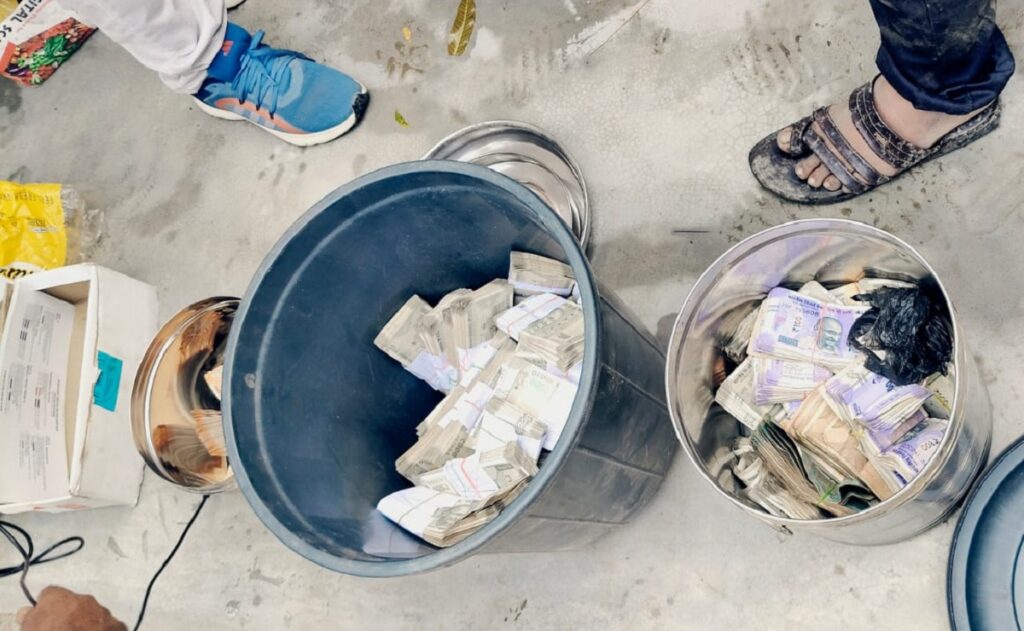 लागूऔषध तस्करीको र्‍याकेट पर्दाफास: आरोपीको घरको भुइँ खनेर लाखौं रुपैयाँ नगद र ठूलो मात्रामा हेरोइन बरामद