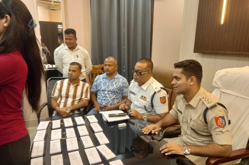 चोरी तथा हराएका ४५ वटा मोबाइल फोन बरामद, प्रधाननगर थाना प्रहरीले वास्तविक धनीलाई फिर्ता गर्‍यो