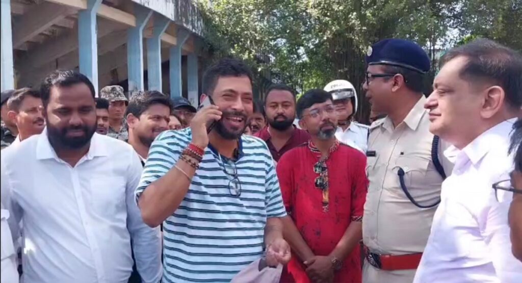 ट्राफिक जामबाट राहत, विधायक तथा मन्त्री शंकर घोष कञ्चनजङ्घा रंगशालाको मेला मैदानमा पार्किङ व्यवस्थाको समीक्षा गर्न पुगे