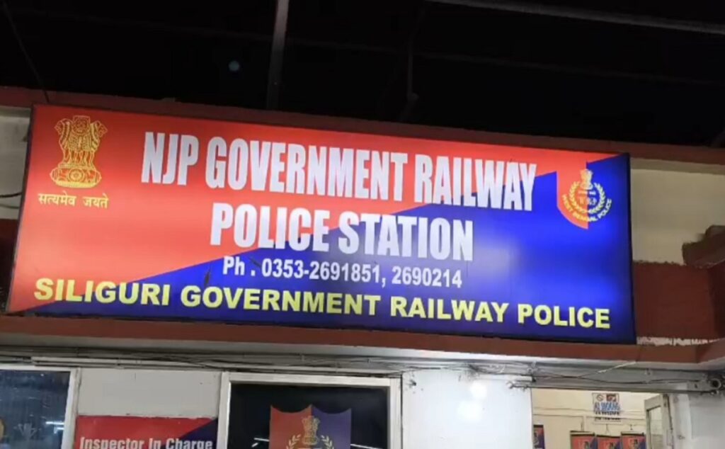 एनजेपी स्टेशनमा सरायघाट एक्सप्रेसमा छापा, एसी कोचबाट ७.५ किलो गाँजासहित तस्कर पक्राउ