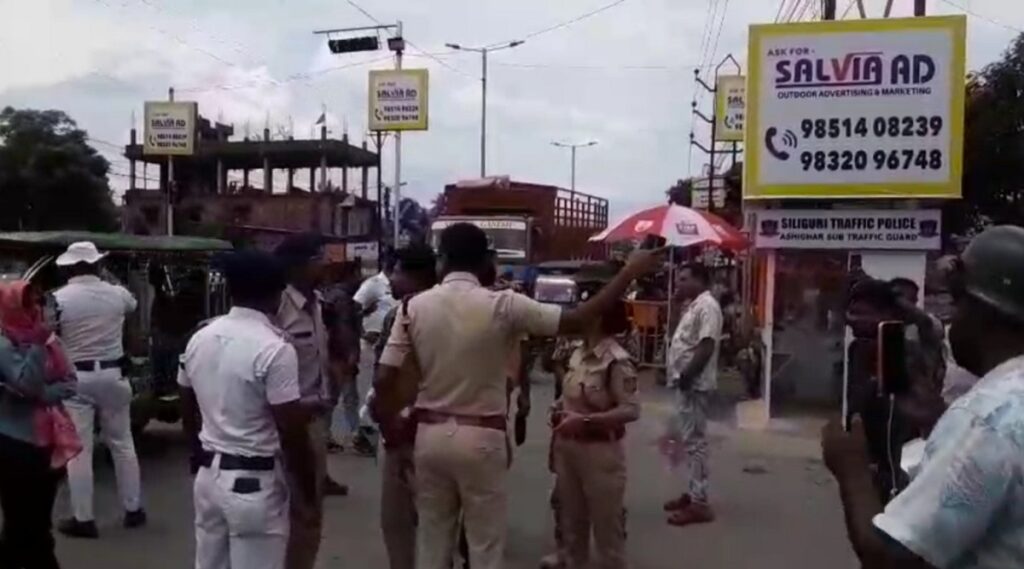 पर्यटक हेल्पलाइनको तुरुन्तै कारबाहीका कारण दिल्लीको एक दम्पतीले बसमा छोडिएको ल्यापटप भएको झोला फेला पारे र सिलिगुडी ट्राफिक प्रहरीबाट प्रशंसा पाए