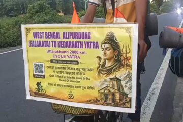 प्याकेज गरिएका उत्पादनहरूमा देवी-देवताका तस्बिरहरूको दुरुपयोगको विरोध गर्न दुई जना युवा साइकल यात्रामा निस्किए