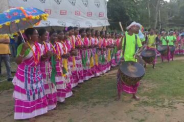 विश्व आदिवासी दिवसको अवसरमा रामगढमा एक भव्य कार्यक्रम आयोजना गरिएको थियो, जसमा भारती घोष आदिवासी महिलाहरूसँग नाच्दै देखिएकी थिइन्