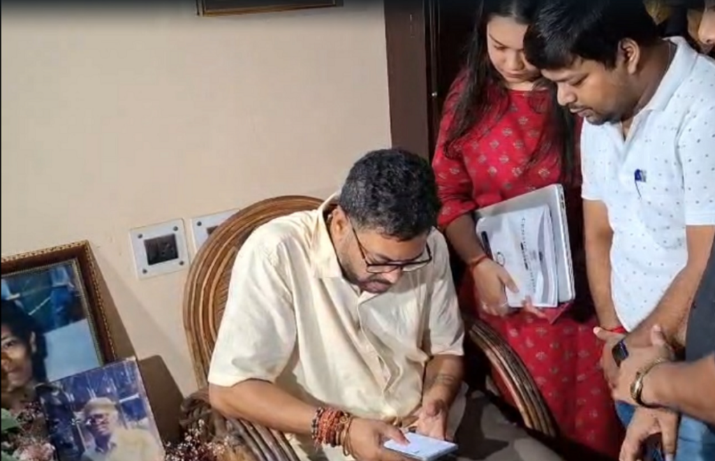 २०११ पछि राष्ट्रव्यापी रूपमा पहिलो जनगणना (स्व-गणना) सुरु भयो: विधायक शंकर घोषले मोबाइल फोन मार्फत जानकारी प्रविष्ट गरेर अभियान सुरु गरे।