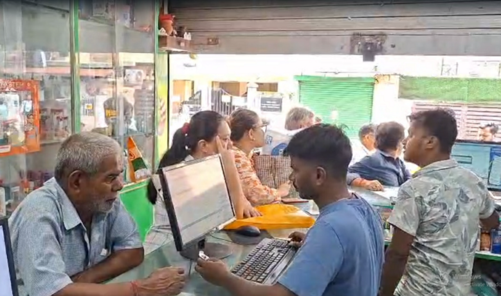 चोरहरू ई-रिक्सा (टोटो) मा आए र एउटा साहसिक डकैती गरे, फार्मेसीबाट लगभग ₹१ लाख चोरे