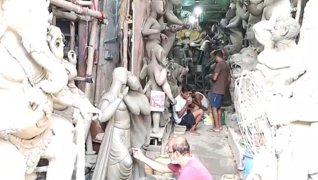 कुम्हारटोलीमा दुर्गा पूजाका मूर्तिहरूको तयारी तीव्र: मूर्तिकारहरूले दिनरात काम गर्छन्, देवी दुर्गाका मूर्तिहरू जीवन्त हुँदैछन्