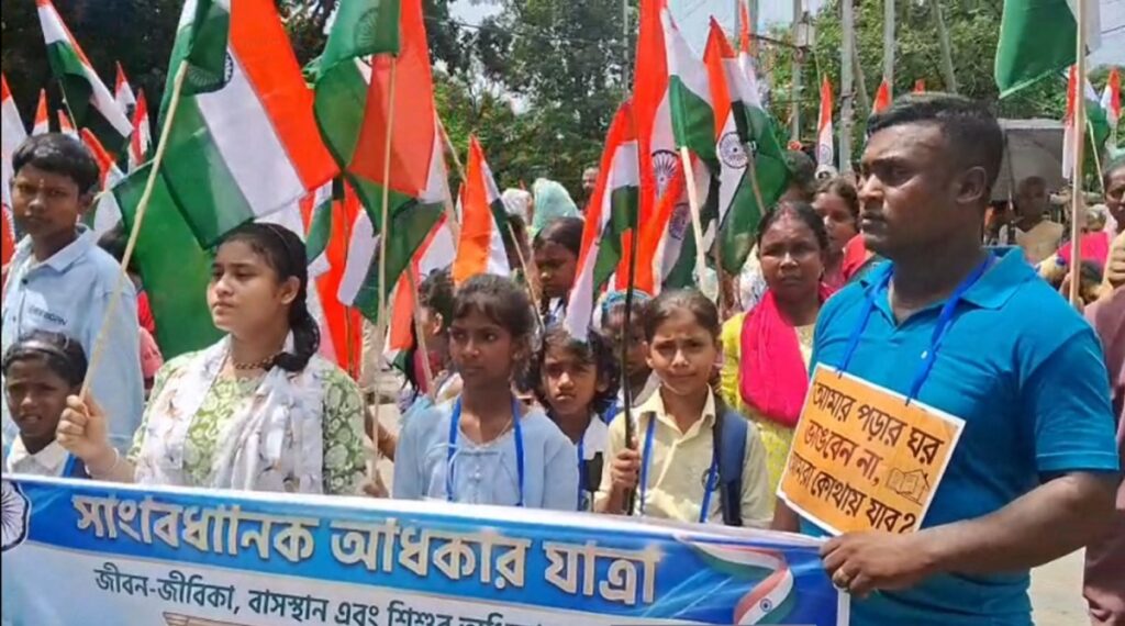सिलगढी : रेलवेको निष्कासन अभियानको विरुद्धमा एडीआरएम कार्यालय घेर्ने आह्वान, संयुक्त विरोध समितिले तिरंगा बोकेर