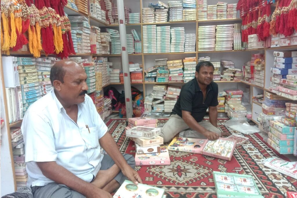 रक्षाबन्धन अगाडि, सिलगढी बजारहरू रंगीन राखीहरूले भरिएका छन्, किनमेल गर्न भीड आकर्षित गर्दै।