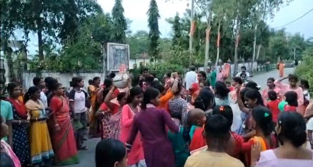 अन्नपूर्ण भण्डारबाट ३,००० रुपैयाँ, ढोल र खैंजड़ीको तालमा महिलाहरूले विपक्षी नेता शुभेन्दु अधिकारीलाई कृतज्ञता व्यक्त गरे