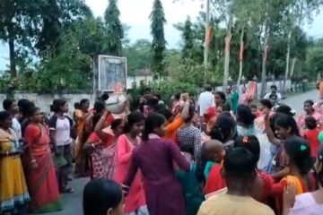 अन्नपूर्ण भण्डारबाट ३,००० रुपैयाँ, ढोल र खैंजड़ीको तालमा महिलाहरूले विपक्षी नेता शुभेन्दु अधिकारीलाई कृतज्ञता व्यक्त गरे