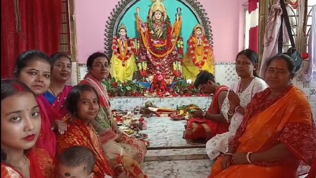 १९५२ देखि चलिआएको परम्परा: सिलगढीको सूर्यसेन कालोनीमा रहेको “मनसा बारी” मा बलिदानको अनुष्ठानसँगै देवी मनसाको पूजा गरिएको थियो