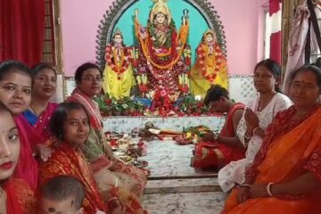 १९५२ देखि चलिआएको परम्परा: सिलगढीको सूर्यसेन कालोनीमा रहेको “मनसा बारी” मा बलिदानको अनुष्ठानसँगै देवी मनसाको पूजा गरिएको थियो