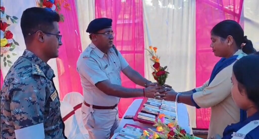 “प्रत्यर्पण” पहल: बेलपहाडी प्रहरीले हराएका मोबाइल फोनहरू फिर्ता गर्‍यो र वास्तविक मालिकलाई फिर्ता गर्‍यो