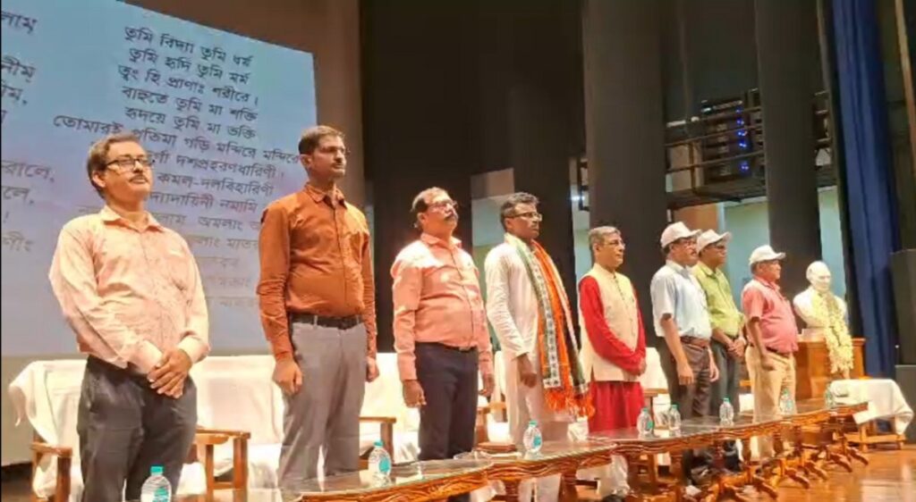 स्वतन्त्रता दिवसको पूर्वसन्ध्यामा, विद्यासागर विश्वविद्यालय “हजारौं आवाजमा वन्दे मातरम” ले गुञ्जायमान भयो: बंकिमचन्द्र चटर्जीको मूर्ति