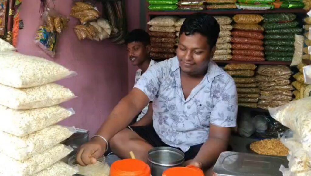 प्रधानमन्त्रीको जन्मदिनमा झारग्रामका विक्रमको अनौठो पहल; झालमुरी विक्रेताको अनौठो शैलीबाट ग्राहकहरू खुसी भए