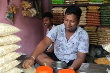 प्रधानमन्त्रीको जन्मदिनमा झारग्रामका विक्रमको अनौठो पहल; झालमुरी विक्रेताको अनौठो शैलीबाट ग्राहकहरू खुसी भए