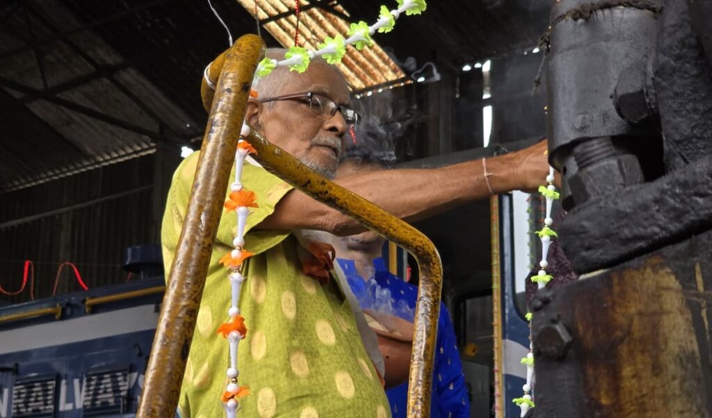 सिलगुडीमा टोय ट्रेनको लागि विश्वकर्मा पूजा समारोह