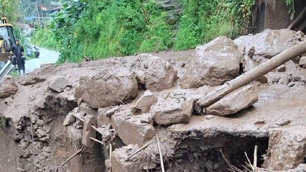 सिक्किममा फेरि पहिरोको ताण्डव, रिम्बी–युक्सोम सडक सम्पर्क विच्छेद! पहाडको छेउमा रहेका घरहरू जोखिममा
