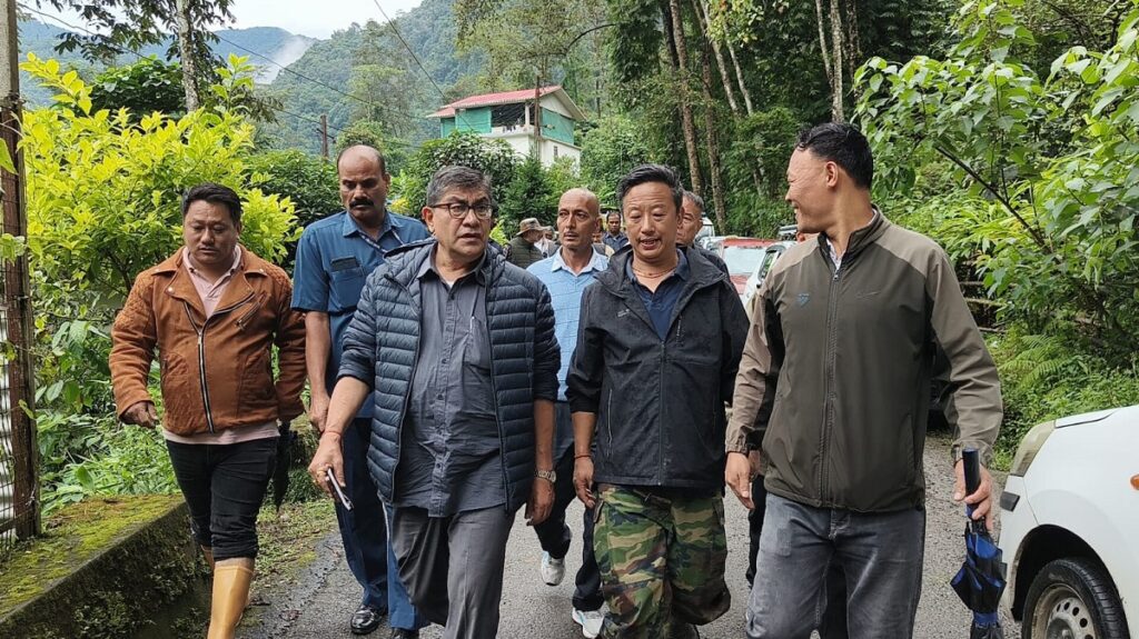 भाजपा सिक्किम टोलीद्वारा पहिरो प्रभावित रिम्बीको भ्रमण, अवस्थाको निरीक्षण तथा राहत सामग्री हस्तान्तरण