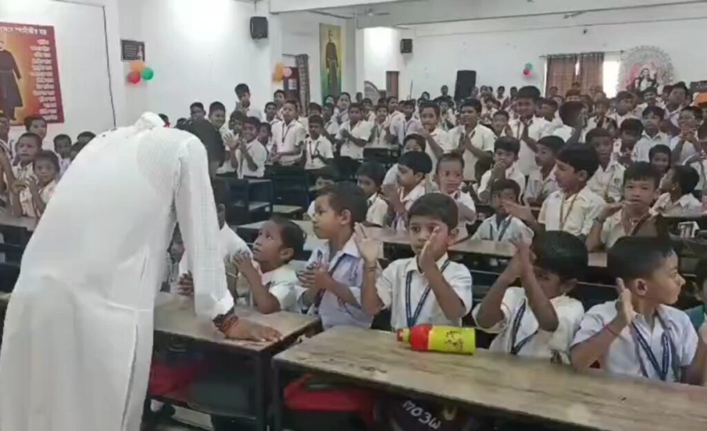 नेताजी केटाहरू प्राथमिक विद्यालयमा स्मार्ट कक्षाको उद्घाटन गर्दै मन्त्री शंकर घोष