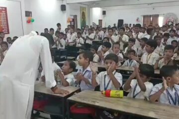 नेताजी केटाहरू प्राथमिक विद्यालयमा स्मार्ट कक्षाको उद्घाटन गर्दै मन्त्री शंकर घोष