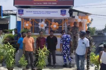 स्कूलका विद्यार्थीहरूले पुनर्निर्मित भक्तिनगर ट्राफिक स्टेशनको उद्घाटन गरे, जसले सिलगढीलाई शौचालय सुविधा भएको पहिलो स्टेशन बनायो