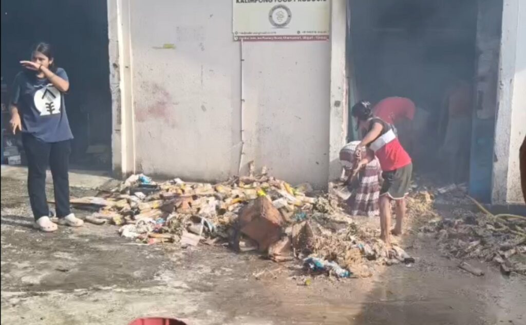 सिलगुडीको पोखैजोत क्षेत्रमा रहेको चाउमिन कारखानामा भीषण आगलागी भएको छ, घटनास्थलमा तीनवटा दमकल उपस्थित छन्