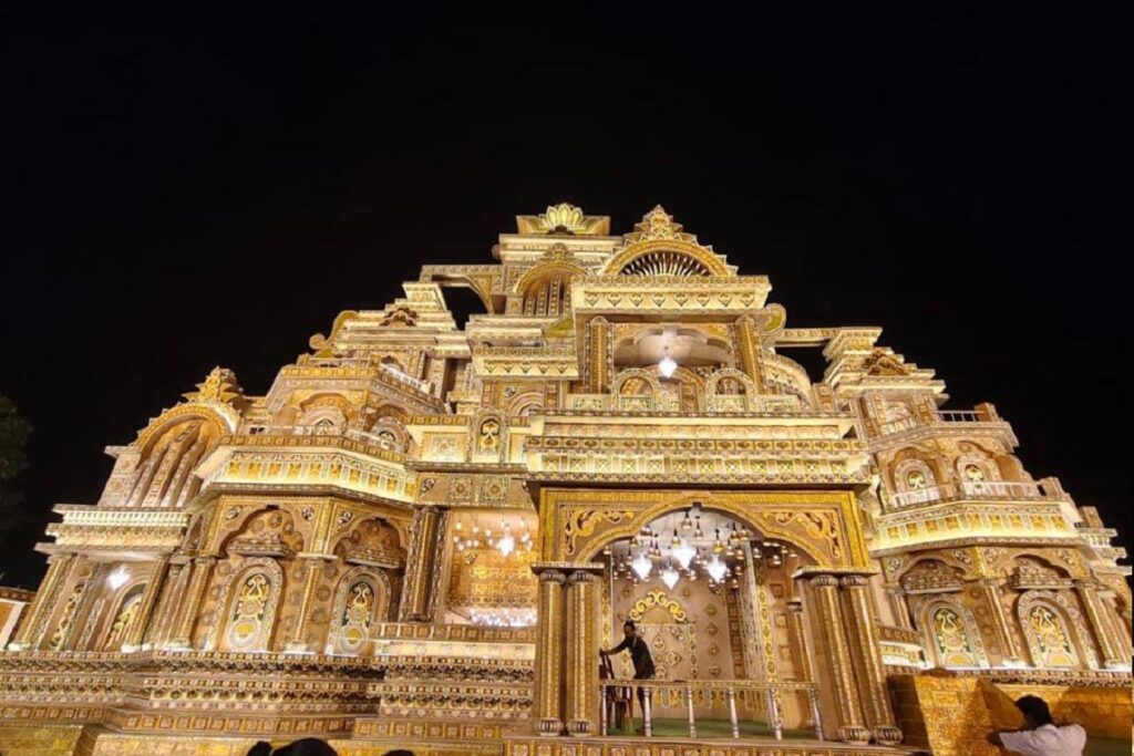 १०० किलोग्राम सुनले सजाइएको सिलगढी सेन्ट्रल कोलोनीमा रहेको देवी दुर्गाको मूर्तिको भव्य उद्घाटन तृतीयाको पूर्वसन्ध्यामा भएको थियो