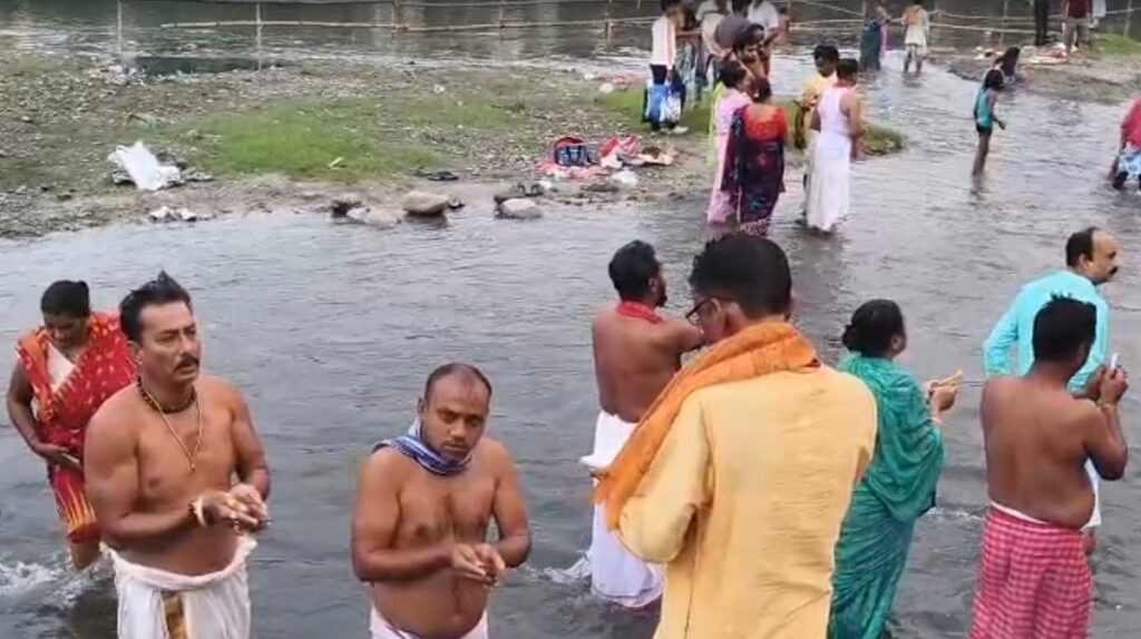 महालयमा महानन्दा नदीको किनारमा भक्तजनहरूको भीड जम्मा भयो; मन्त्री शंकर घोषले सद्भाव र सद्भावको सन्देश दिए।