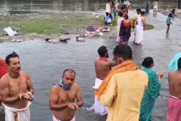 महालयमा महानन्दा नदीको किनारमा भक्तजनहरूको भीड जम्मा भयो; मन्त्री शंकर घोषले सद्भाव र सद्भावको सन्देश दिए।